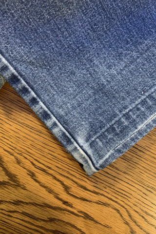 90s Bootcut Jeans in mittelblauer Used Look Waschung, Mid Waist Bundhöhe und leicht ausgestelltes Bein – ideal für eine schmale XS