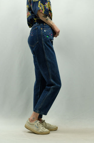 Dunkelblaue 80s/90s Jeans vom französischen Designer Michel Bachoz, mit hoher Taille, geradem Bein und bunten Nietenverzierungen – made in France – ein seltenes Fundstück und absolutes Highlight