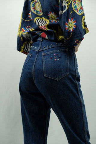 Dunkelblaue 80s/90s Jeans vom französischen Designer Michel Bachoz, mit hoher Taille, geradem Bein und bunten Nietenverzierungen – made in France – ein seltenes Fundstück und absolutes Highlight