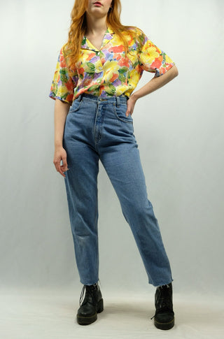 80s/90s Mom Jeans in hell-/mittelblauer Waschung mit hoher Taille und klassischem Momfit – mit Upcycling Fransensaum – ein absolutes Highlight