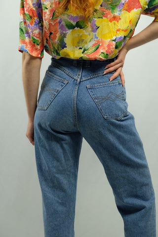 80s/90s Mom Jeans in hell-/mittelblauer Waschung mit hoher Taille und klassischem Momfit – mit Upcycling Fransensaum – ein absolutes Highlight