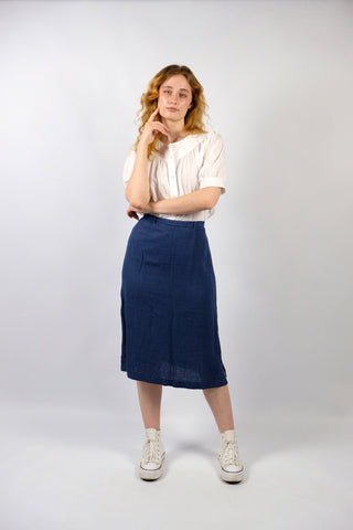 Dunkelblauer 90s Bleistiftrock made in Italy aus 100% Leinen, mit hoher Taille und kleinen Beinschlitzen – wir empfehlen den Rock einer L – ein hochwertiges Highlight