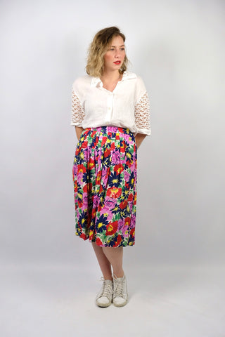 80s/90s High Waist Rock aus reiner Viskose, mit stretchy Gummizugbund und Blumenmuster in Dunkelblau, Rot, Gelb, Pink, Rosa, Grün, Hellgrün und Weiß – Größe L