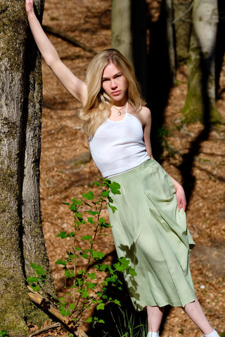 Salbeigrüner, zart gemusterter 70s Midirock mit hoher Taille – ideal für eine heutige S
