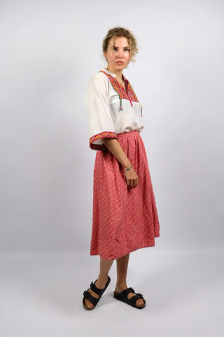 Roter 70s Handmade Baumwollrock in A-Linie mit weißem Blümchenmuster und hoher Taille sowie seitlichen Eingrifftaschen – ein absolutes Highlight und ideal für eine XXS