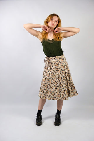 80s/90s Wickelrock zum Wenden – florales Muster auf beiden Seiten in tollen Farben (Schwarz, Weiß, Mint, Altrosa/Peach, Beige) – A-Linie-Schnitt in Midilänge mit hoher Taille sowie individuell verstellbarem Bund; ein absolutes Highlight und zu empfehlen für eine XS bis S