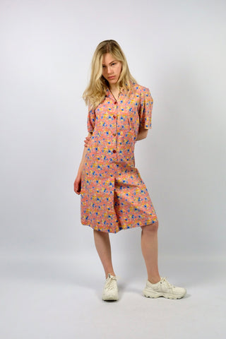 Pfirsich-/lachsfarbenes 70s Blusenkleid made in Italy aus reiner Baumwolle mit Blümchenmuster in Gelb, Orange, Grün, Blau, Flieder und Weiß – wir empfehlen das Kleid einer heutigen S oder der Zwischengröße S/M je nach gewünschter Passform (bitte Maße beachten)