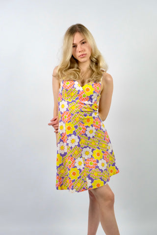 60s/70s Minikleid mit tollstem Blumen Print in Gelb, Orange, Flieder, Rosa, Grün und Weiß – tolle Träger mit Ringdesign und femininer Schnitt in leichter A-Linie, passt Größe XS – ein sehr seltenes Fundstück und absolutes Highlight in tollem Zustand