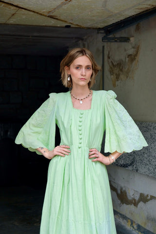 Lindgrünes 70s Kleid von Vera Mont Paris mit eckigem Ausschnitt, halblangen Trompetenärmeln und tollen Boho Stickereien – wir empfehlen das Kleid einer XS – ein seltenes Fundstück und Highlight