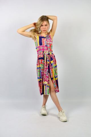 Ärmelloses 80s/90s Viskose Kleid mit durchgehender Knopfleiste (süße bunte Knöpfe), Taillenband und buntem Crazy Pattern Print – entspricht einer XXS – ein absolutes Highlight