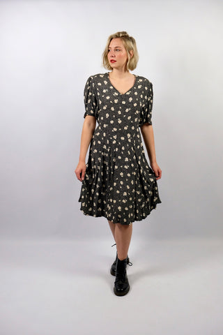 Schwarzes 80s Kleid made in Italy aus reiner Viskose mit leichten Puffärmeln, stretchy Taille und Blümchenmuster in Creme und Rot – entspricht einer heutigen XL