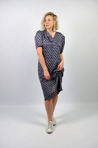 dunkelblaues 80s Kleid mit V-Ausschnitt, Volantkragen, leichten Puffärmeln und lässig-geradem Schnitt sowie süßem Blümchen-/Punkte-Muster – entspricht einer heutigen XL
