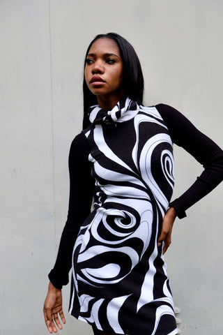 Ärmelloses 90s Minikleid mit Rollkragen und psychedelischem Muster in Schwarz-Weiß, enganliegend, elastisch und ideal für eine heutige XS – ein seltenes Fundstück und absolutes Highlight