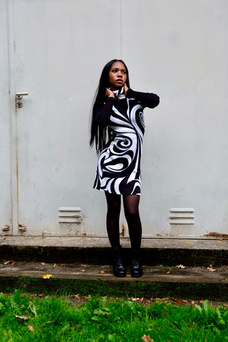 Ärmelloses 90s Minikleid mit Rollkragen und psychedelischem Muster in Schwarz-Weiß, enganliegend, elastisch und ideal für eine heutige XS – ein seltenes Fundstück und absolutes Highlight