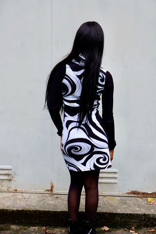 Ärmelloses 90s Minikleid mit Rollkragen und psychedelischem Muster in Schwarz-Weiß, enganliegend, elastisch und ideal für eine heutige XS – ein seltenes Fundstück und absolutes Highlight