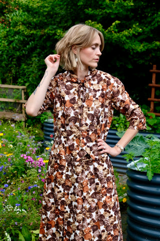 Handmade 70s Kleid mit Schluppenkragen und abstrakt-floralem Muster in Dunkelbraun, Hellbraun, Beige, Rost und Weiß – wir empfehlen das Kleid einer XS – ein seltenes Fundstück und Highlight