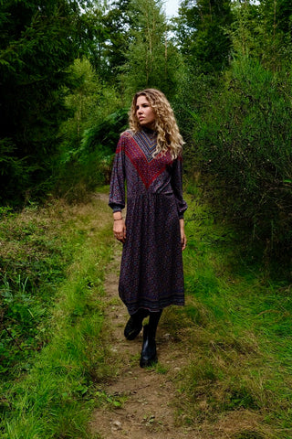 Hochwertiges 70s Maxikleid made in Italy mit Boho Muster in Dunkelrot, Blau, Türkis, Senf, Weiß und Schwarz, mit Knopfleiste an der Schulter, Stehkragen, leichten Ballonärmeln und stretchy Gummizugbund in der Taille – ein seltenes Fundstück und absolutes Highlight – wir empfehlen das Kleid der heutigen Zwischengröße S/M (bitte Maße beachten)