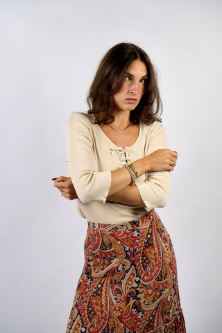 90s/00s Basic Shirt von der Marke Esprit in Creme/Beige, aus reiner Baumwolle, eher kürzerer Schnitt mit hübscher Schnürung vorn, gerippter Struktur und ¾-Ärmeln – Größe S und ein absolutes Highlight