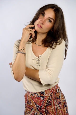 90s/00s Basic Shirt von der Marke Esprit in Creme/Beige, aus reiner Baumwolle, eher kürzerer Schnitt mit hübscher Schnürung vorn, gerippter Struktur und ¾-Ärmeln – Größe S und ein absolutes Highlight