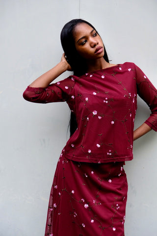 Weinrotes 00s Mesh Set bestehend aus einem Shirt mit ¾-Ärmeln und U-Boot-Ausschnitt sowie dazu passendem High Waist Midirock – tolle Blumenstickereien in Rosa, Pink, Weiß und Grün sowie transparente Ärmel beim Oberteil – der Rock ist am Bund elastisch und auch das Shirt insgesamt leicht dehnbar; wir empfehlen den Zweiteiler einer M – ein absolutes Highlight