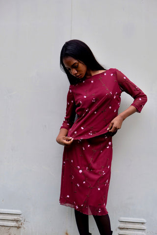 Weinrotes 00s Mesh Set bestehend aus einem Shirt mit ¾-Ärmeln und U-Boot-Ausschnitt sowie dazu passendem High Waist Midirock – tolle Blumenstickereien in Rosa, Pink, Weiß und Grün sowie transparente Ärmel beim Oberteil – der Rock ist am Bund elastisch und auch das Shirt insgesamt leicht dehnbar; wir empfehlen den Zweiteiler einer M – ein absolutes Highlight