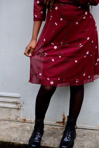 Weinrotes 00s Mesh Set bestehend aus einem Shirt mit ¾-Ärmeln und U-Boot-Ausschnitt sowie dazu passendem High Waist Midirock – tolle Blumenstickereien in Rosa, Pink, Weiß und Grün sowie transparente Ärmel beim Oberteil – der Rock ist am Bund elastisch und auch das Shirt insgesamt leicht dehnbar; wir empfehlen den Zweiteiler einer M – ein absolutes Highlight