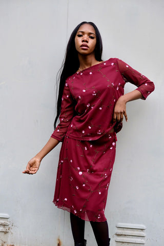 Weinrotes 00s Mesh Set bestehend aus einem Shirt mit ¾-Ärmeln und U-Boot-Ausschnitt sowie dazu passendem High Waist Midirock – tolle Blumenstickereien in Rosa, Pink, Weiß und Grün sowie transparente Ärmel beim Oberteil – der Rock ist am Bund elastisch und auch das Shirt insgesamt leicht dehnbar; wir empfehlen den Zweiteiler einer M – ein absolutes Highlight