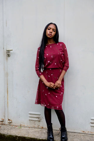 Weinrotes 00s Mesh Set bestehend aus einem Shirt mit ¾-Ärmeln und U-Boot-Ausschnitt sowie dazu passendem High Waist Midirock – tolle Blumenstickereien in Rosa, Pink, Weiß und Grün sowie transparente Ärmel beim Oberteil – der Rock ist am Bund elastisch und auch das Shirt insgesamt leicht dehnbar; wir empfehlen den Zweiteiler einer M – ein absolutes Highlight