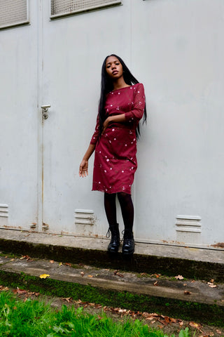 Weinrotes 00s Mesh Set bestehend aus einem Shirt mit ¾-Ärmeln und U-Boot-Ausschnitt sowie dazu passendem High Waist Midirock – tolle Blumenstickereien in Rosa, Pink, Weiß und Grün sowie transparente Ärmel beim Oberteil – der Rock ist am Bund elastisch und auch das Shirt insgesamt leicht dehnbar; wir empfehlen den Zweiteiler einer M – ein absolutes Highlight