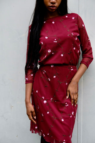 Weinrotes 00s Mesh Set bestehend aus einem Shirt mit ¾-Ärmeln und U-Boot-Ausschnitt sowie dazu passendem High Waist Midirock – tolle Blumenstickereien in Rosa, Pink, Weiß und Grün sowie transparente Ärmel beim Oberteil – der Rock ist am Bund elastisch und auch das Shirt insgesamt leicht dehnbar; wir empfehlen den Zweiteiler einer M – ein absolutes Highlight
