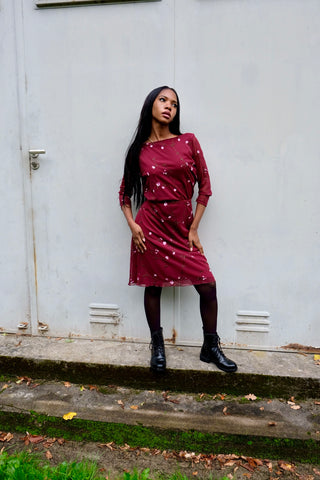 Weinrotes 00s Mesh Set bestehend aus einem Shirt mit ¾-Ärmeln und U-Boot-Ausschnitt sowie dazu passendem High Waist Midirock – tolle Blumenstickereien in Rosa, Pink, Weiß und Grün sowie transparente Ärmel beim Oberteil – der Rock ist am Bund elastisch und auch das Shirt insgesamt leicht dehnbar; wir empfehlen den Zweiteiler einer M – ein absolutes Highlight
