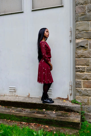 Weinrotes 00s Mesh Set bestehend aus einem Shirt mit ¾-Ärmeln und U-Boot-Ausschnitt sowie dazu passendem High Waist Midirock – tolle Blumenstickereien in Rosa, Pink, Weiß und Grün sowie transparente Ärmel beim Oberteil – der Rock ist am Bund elastisch und auch das Shirt insgesamt leicht dehnbar; wir empfehlen den Zweiteiler einer M – ein absolutes Highlight
