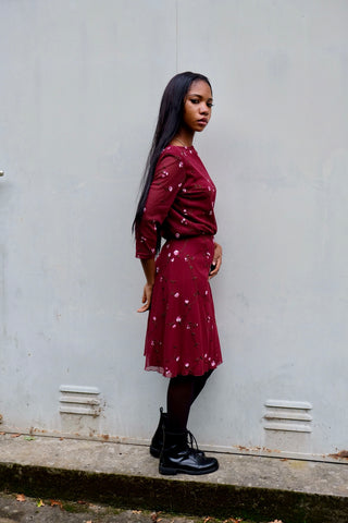 Weinrotes 00s Mesh Set bestehend aus einem Shirt mit ¾-Ärmeln und U-Boot-Ausschnitt sowie dazu passendem High Waist Midirock – tolle Blumenstickereien in Rosa, Pink, Weiß und Grün sowie transparente Ärmel beim Oberteil – der Rock ist am Bund elastisch und auch das Shirt insgesamt leicht dehnbar; wir empfehlen den Zweiteiler einer M – ein absolutes Highlight