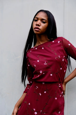 Weinrotes 00s Mesh Set bestehend aus einem Shirt mit ¾-Ärmeln und U-Boot-Ausschnitt sowie dazu passendem High Waist Midirock – tolle Blumenstickereien in Rosa, Pink, Weiß und Grün sowie transparente Ärmel beim Oberteil – der Rock ist am Bund elastisch und auch das Shirt insgesamt leicht dehnbar; wir empfehlen den Zweiteiler einer M – ein absolutes Highlight