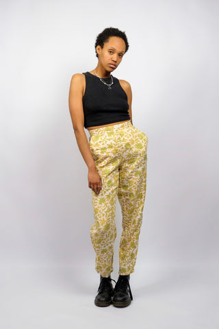 Weiße 80s/90s Leinenhose mit floralem Print in Grün und Pfirsich – mittlere Bundhöhe, Gürtelschlaufen und seitliche Eingrifftaschen, entspricht einer M – ein absolutes Highlight