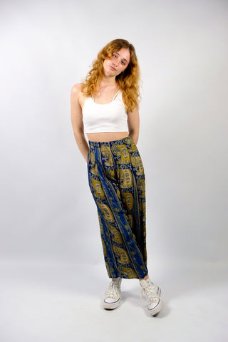 Atemberaubende 80s/90s Handmade Seidenhose mit Boho Print in Dunkelblau, Hellblau/Türkis, Blaugrau, Senf/Gold, Beige und Weiß – gerade, weit und eher kürzer geschnittenes Bein sowie hohe Taille; ideal für eine S, ein seltenes Fundstück, wahres Unikat und absolutes Highlight
