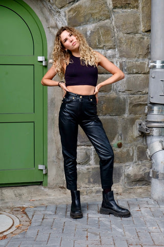 Schwarze 80s/90s High Waist Hose aus butterweichem Echtleder in toller Qualität mit Futter aus reiner Viskose, klassischer Mom Fit und ideal für eine schmale XS, bitte Maße beachten – ein absolutes Highlight