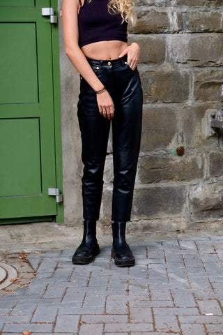Schwarze 80s/90s High Waist Hose aus butterweichem Echtleder in toller Qualität mit Futter aus reiner Viskose, klassischer Mom Fit und ideal für eine schmale XS, bitte Maße beachten – ein absolutes Highlight