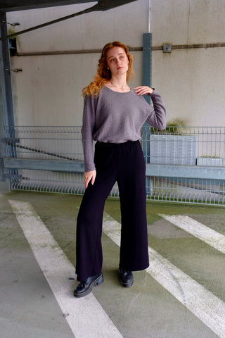 Schwarze 80s/90s Mid Waist Hose aus Viskose-Mix mit weitem Bein und stretchy Gummizugbund – die Größe ist als Onesize angegeben, aber wir empfehlen die Hose einer S, M oder L (bitte Maße beachten)