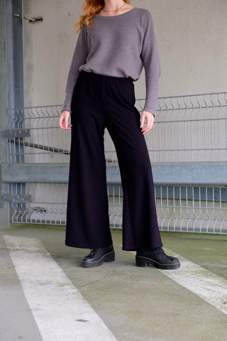 Schwarze 80s/90s Mid Waist Hose aus Viskose-Mix mit weitem Bein und stretchy Gummizugbund – die Größe ist als Onesize angegeben, aber wir empfehlen die Hose einer S, M oder L (bitte Maße beachten)