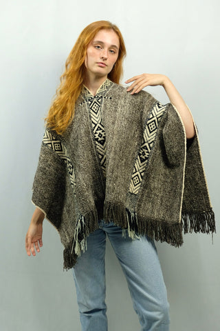 90s Poncho in hochwertiger und schwerer Qualität mit Fransen und Boho Muster in Schwarz und Creme, vermutlich handgefertigt und Onesize: ca. tragbar von XS bis L – ein seltenes Fundstück und absolutes Highlight