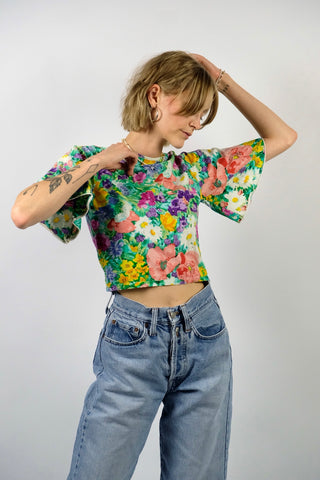 90s Crop Shirt-Bluse mit süßen Trompetenärmeln, Knopfleiste am Rücken und tollem Blumenmuster in Grün, Türkis, Lindgrün, Hellblau, Dunkelblau, Lila, Flieder, Pink, Rosa, Rot, Gelb, Orange und Weiß – vermutlich aus Baumwolle, passend für eine XXS und ein absolutes Highlight