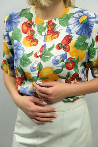 weiße 80s/90s Bluse aus reiner Viskose in längerem und lockerem Schnitt mit tollem buntem Obst- und Blumenprint – ein absolutes Highlight