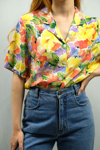 80s/90s Bluse mit abstrakt-floralem Crazy Pattern Print in bunten Farben – wir empfehlen die Bluse einer heutigen S oder M