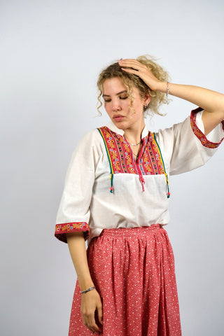 Weiße 70s Shirt-Bluse aus leichter Baumwollmischung, tolle Details in Rot mit buntem Boho Blümchenmuster und Perlenbändchen – ideal für eine heutige XS