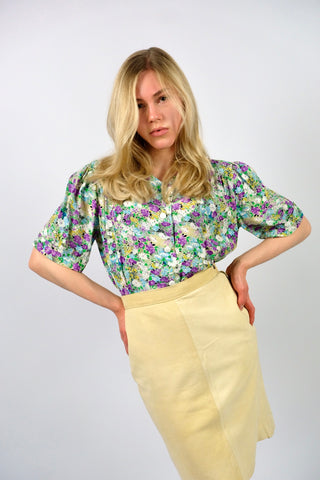 Handmade 80s Bluse mit Blümchen Print in Weiß, Lila, Flieder, Hellblau, Blau, Gelb, Grün, Graubraun und Schwarz – wir empfehlen die Bluse einer M – ein absolutes Highlight