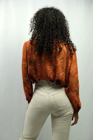90s Bluse in Orange mit Crazy Pattern-/Zweige Print, wir empfehlen die Bluse einer XXL bis 3XL je nach gewünschter Passform – ideal für große Körpergrößen