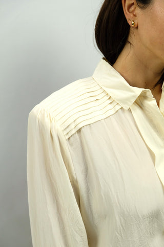 Elegante 80s/90s Bluse aus reiner Seide in Creme, mit Schulterpolstern, die je nach Belieben ganz einfach herausgetrennt werden könnten – wir empfehlen die Bluse einer heutigen L bis XL
