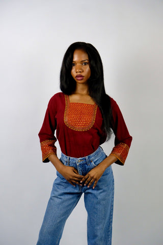 Dunkelrote 90s Boho Bluse reiner Baumwolle mit tollen Paillettenstickereien, eckigem Ausschnitt und halblangen Ärmeln – wir empfehlen die Bluse einer S