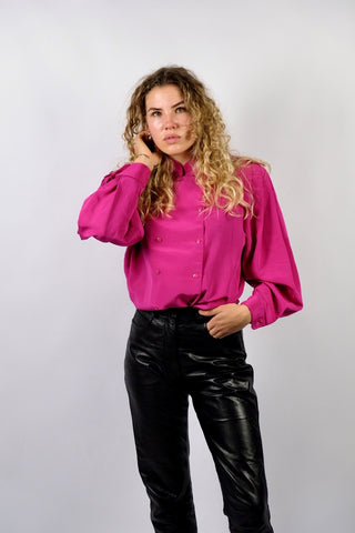80s Bluse in einem tollen Hot Pink, bewusst lockerer 80s Schnitt mit doppelreihiger Knopfleiste, Stehkragen und weiten Ärmeln mit Schulterpolstern (welche je nach Vorliebe auch herausgetrennt werden könnten) – Größe S/M
